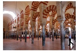 Salles dans la mosqué de Cordoba en Espagne